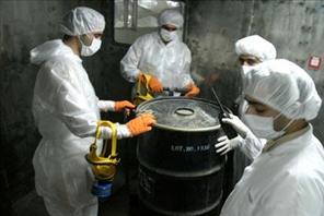 Các kỹ sư hạt nhân tại nhà máy Isfahan, Iran.
